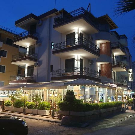 Hotel Dollari Kryemedhej Luaran gambar