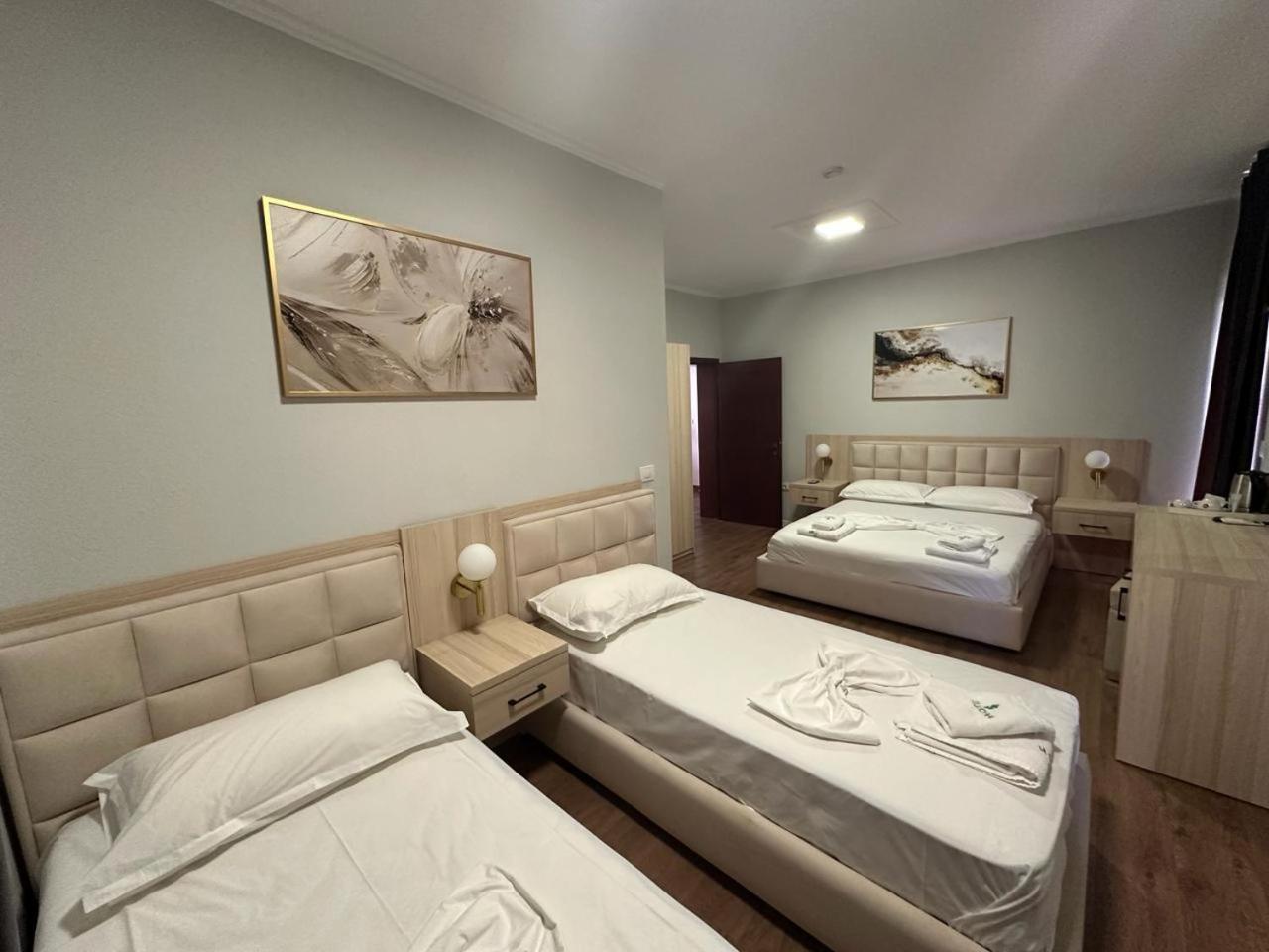 Hotel Dollari Kryemedhej Luaran gambar