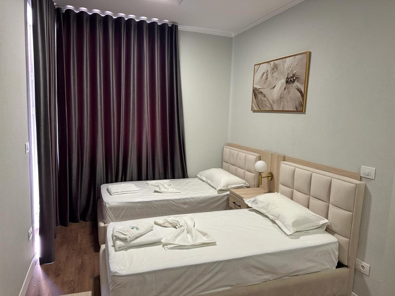 Hotel Dollari Kryemedhej Luaran gambar
