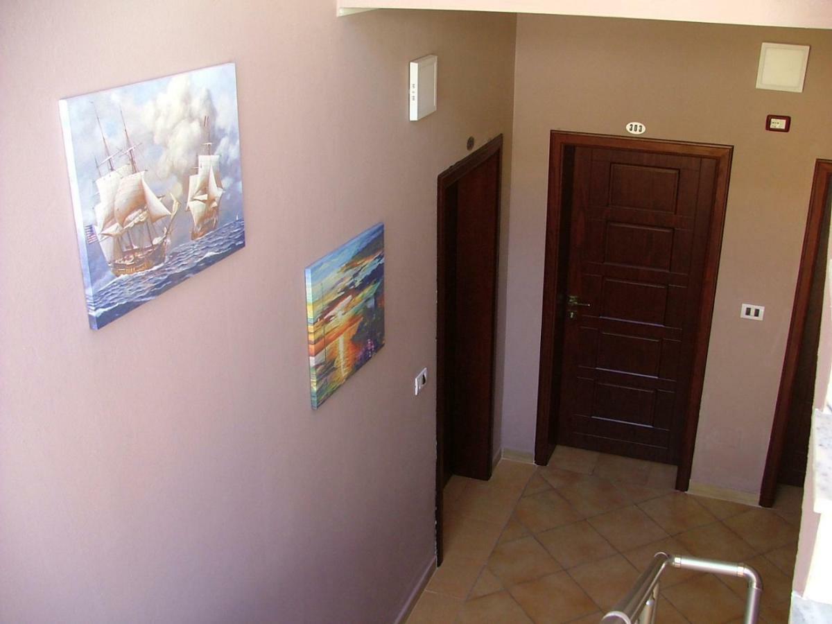 Hotel Dollari Kryemedhej Luaran gambar